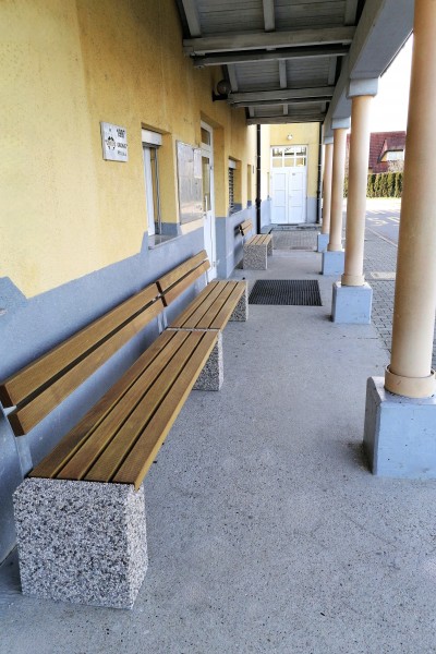 Klop Quadro 420 z naslonom