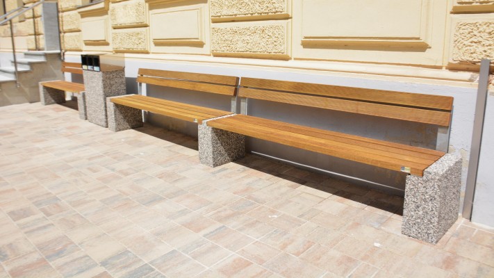 Klop Quadro 420 z naslonom