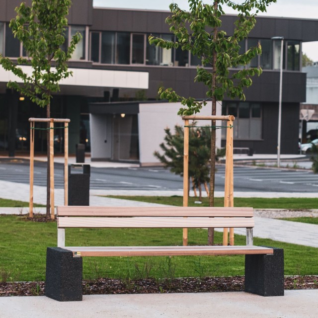 Klop Quadro 420 z naslonom